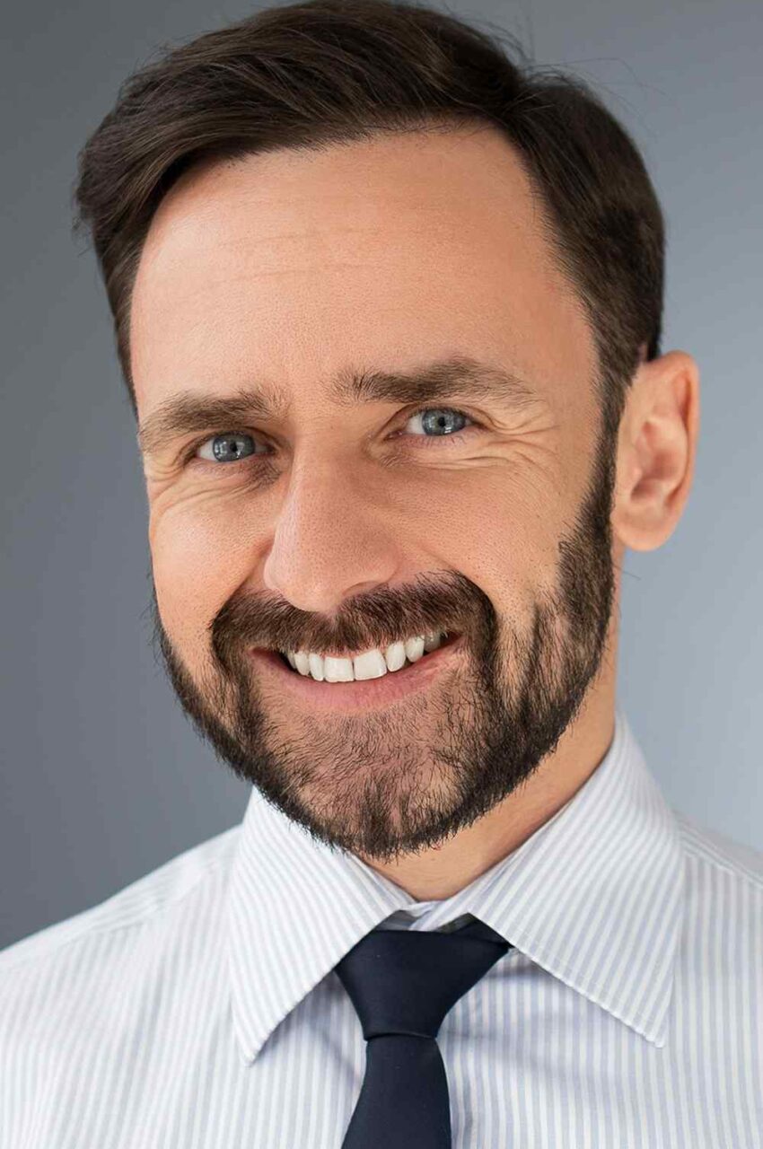 https://www.pharmahub.uk/wp-content/uploads/2019/02/team_01-850x1280.jpg